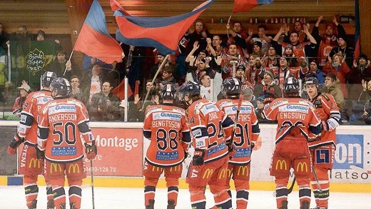 VIK-spelarna firade tillsammans med fansen efter den övertygande 6-0-segern mot Troja/Ljungby.