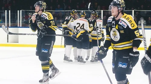 Jim Nordh och Henrik Tång åker av isen med tunga skär efter att Tranås vänt till seger 4-2 i slutet mot VH. Foto: Magnus Strömsten