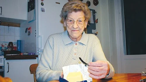 Inez Johansson i Virserum hittade en fem centimeter lång gummilist i sitt nyköpta smörpaket.