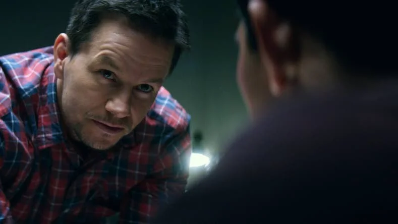 Ett småklurigt upplägg i rasande tempo funkar ganska bra i ”Mile 22” där Mark Wahlberg spelar huvudrollen.