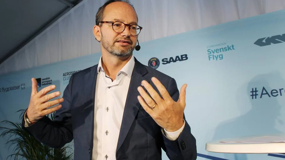 Infrastrukturminsitern Thomas Eneroth (S) rubbar inte flygskatten.