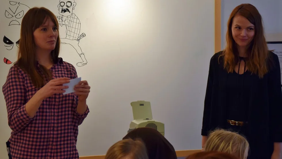 Här var det monsterworkshop med barnboksförfattaren Jonna Björnstjerna. Till höger står bibliotekets ansvarige Christine Åström. Foto: Morgan Karlsson