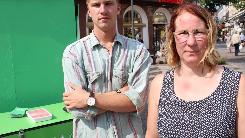 Jakob Hagström (MP) och Cecilia Gyllenberg Bergfasth (MP) är bedrövade över att partiets valstuga vandaliserats.