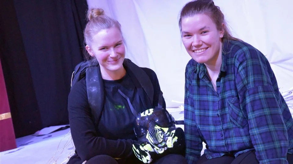 Fanny Sjödahl har skrivit manuset efter William Goldings klassiska roman Flugornas herre. Märeta Englsperger har gjort koreografin och spelar piloten i föreställningen. Foto: Carolina Fransson