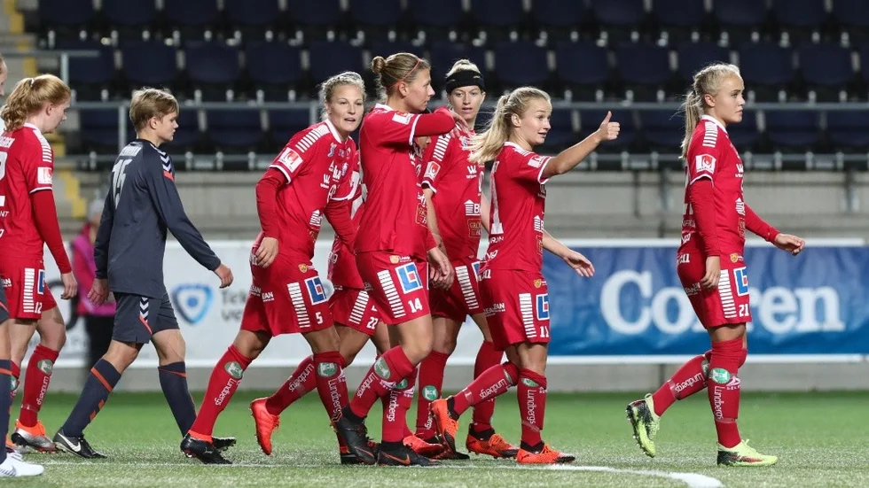 LINKÖPING 20180926
Linköpings Tove Almqvist (nr 11) jublar efter sitt 4-0 mål under onsdagens fotbollsmatch i Champions League (första omgången, andra matchen) mellan Linköpings FC och WFC Charkiv (Ukraina) på Linköping arena. 
Foto: Jeppe Gustafsson / TT / kod 71500