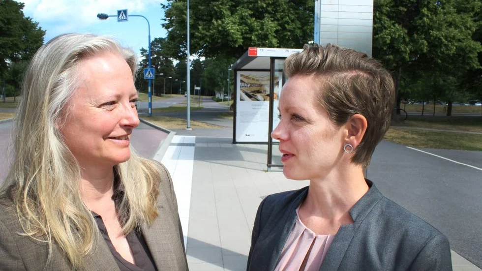 Det behövs nya idéer kring busstrafiken under rusningstid, enligt LiU-forskaren Helene Lidestam och Östgötatrafikens vd Sofia Malander. Bara genom att flytta skololevernas resor med några minuter kan man spara miljontals kronor.
