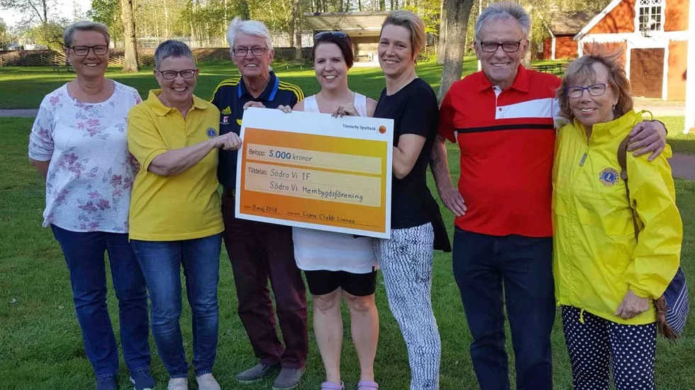 Symbolisk checköverlämning till "Fredagshäng". Fr v Lena Samuelsson, Lions Linnéa, Karin Markstedt, president Lions Linnéa, Håkan Danielsson, Södra Vi IF, Marie Karlsson och Sandra Frejd, volontärer i "Fredagshäng", Ingmar Eklund, Södra Vi hembygdsförening och Birgitta Öhman, Lions Linnéa.
