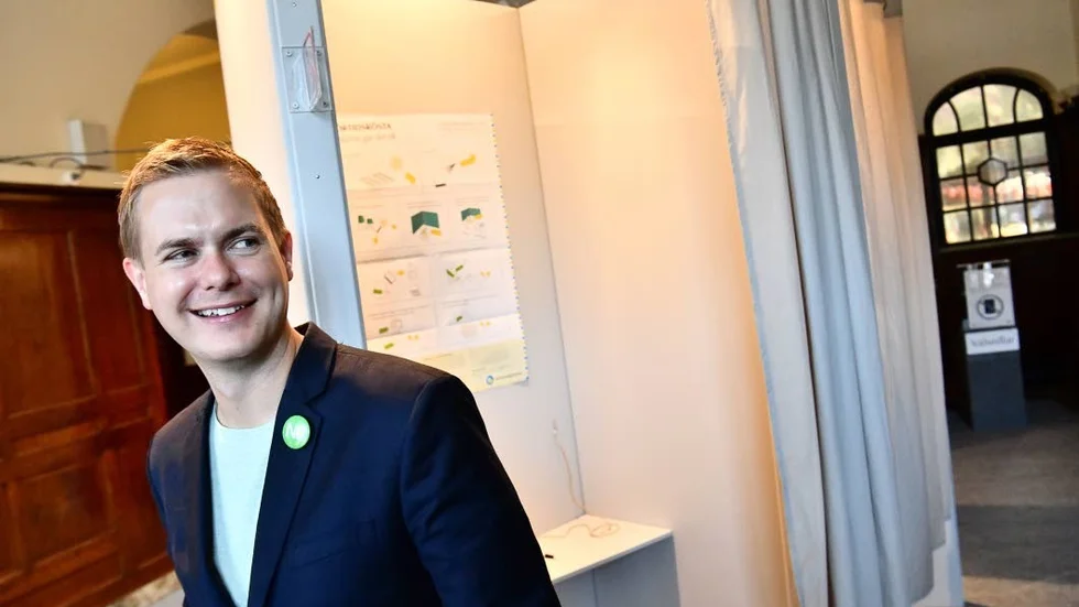 Miljöpartiet med språkröret Gustav Fridolin ägnar sig för mycket åt symbolpolitik, anser skribenten.