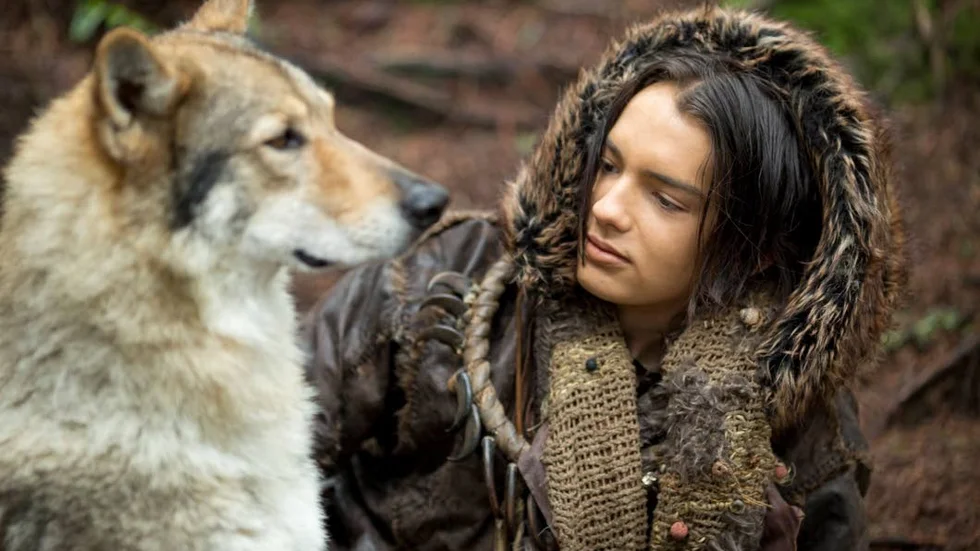 Keda (Kodi Smit-McPhee) och hans nya kompis får en strapatsrik resa i ”Alpha”.