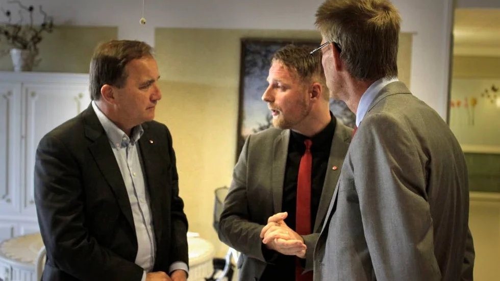 Lokala S-företrädarna Johan Collberg och Anders Karlsson i samspråk med statsministern.
