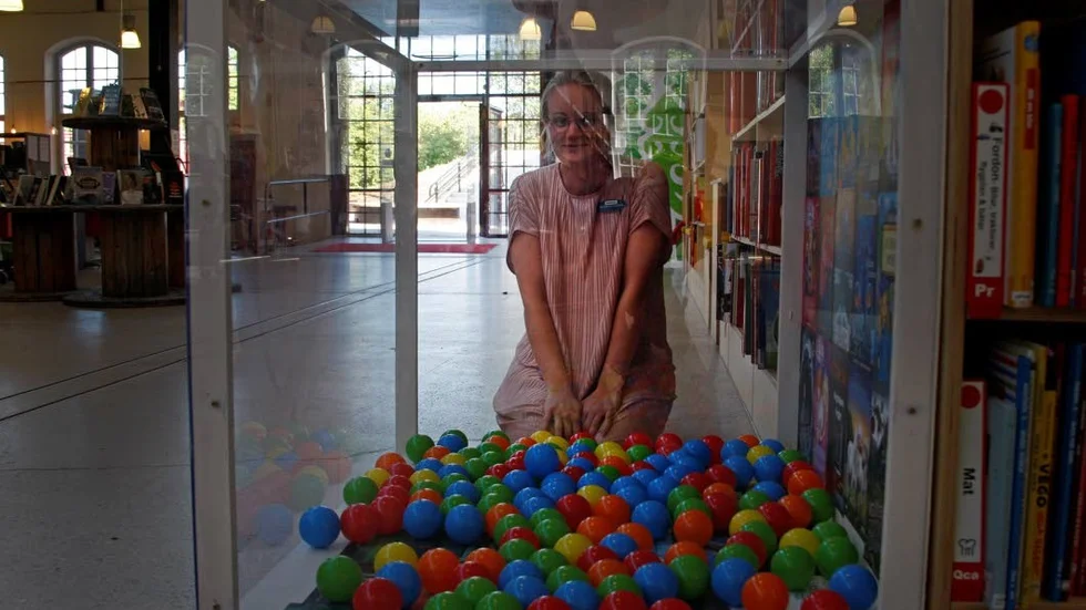 Barn får lägga i en boll för varje läst bok. Mathilda tror att läsningen snart kommer igång så att hon försvinner bakom bollarna.