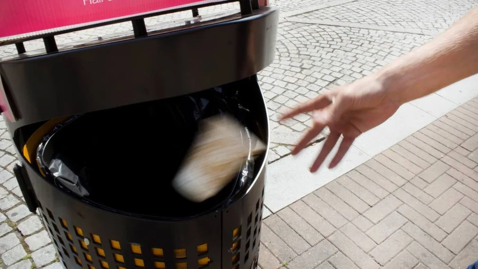Take-awaymuggar och engångsartiklar i plast leder till mer skräp. Nu vill kommunen att allt skräp ska hamna rätt.