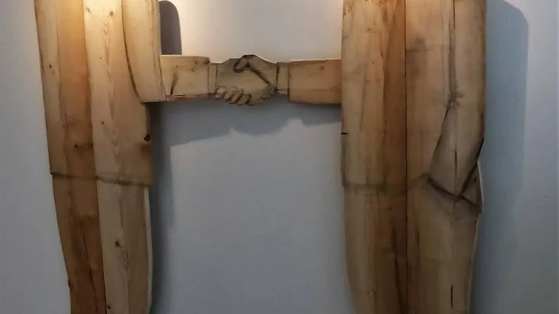 Skakar hand i kulisserna.