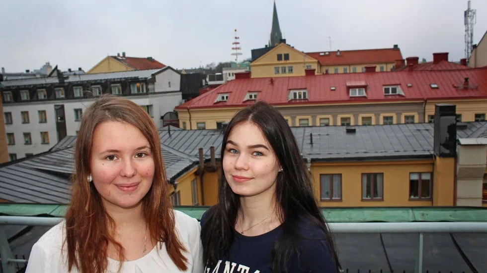 Engagerade. Lina Spets och Sofia Falk på Klaragymnasiet är två av eleverna som arrangerar insamlingsgala tillförmån för barn som tvingas till prostitution i Asien.