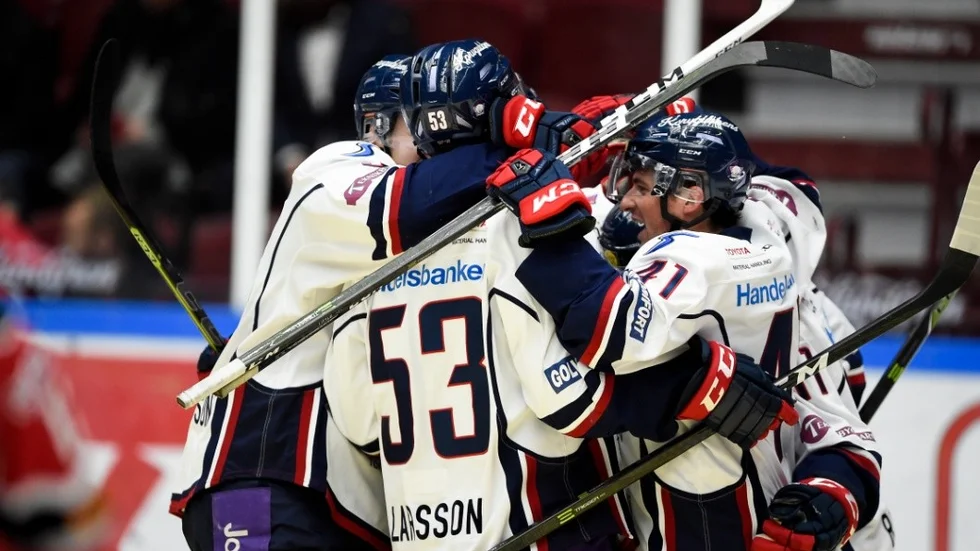 Eddie Larsson (53) kramas om efter sitt 1-2 mål under måndagskvällens SHL-match mellan Malmö Redhawks och Linköping i Malmö Arena.