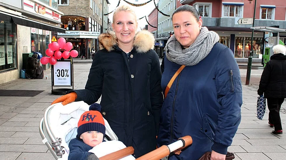 Caroline Eriksson, till vänster, med sonen Douglas Rosén, 14 månader och Cattis Nilsson stressar inte upp sig inför tomtens besök.