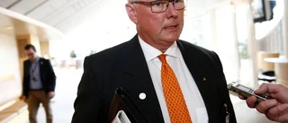 Riktar hård kritik mot egna partiet