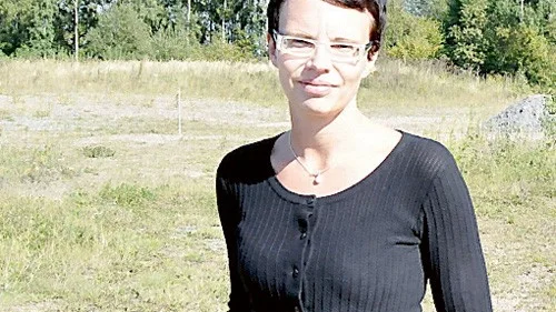 Carolina Axelsson på den tomt det snart ska börja byggas. Foto: Tommy Pettersson