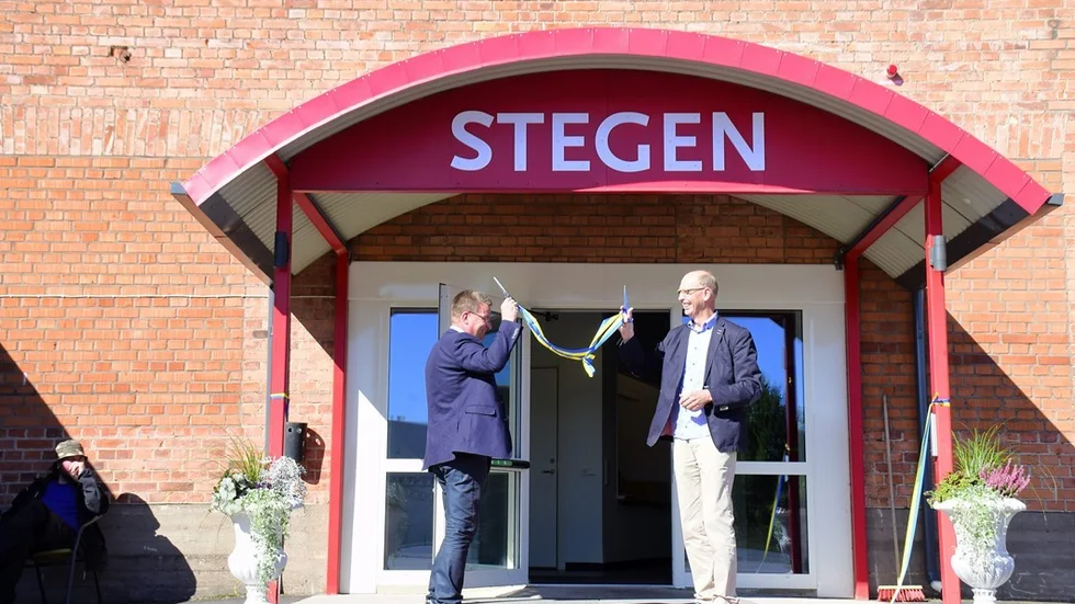 Pär Edgren, ordförande i barn- och utbildnings- nämnden, och Per-Inge Petterson, ordförande i socialnämnden, klippte invigningsbandet tillsammans som symbol för det gensamma sammarbetet i lokalerna.