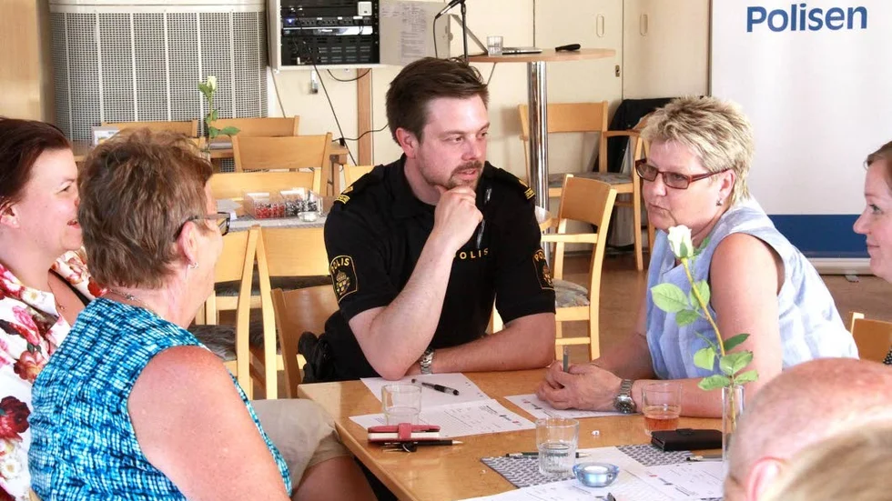 Samtal. Kommunpolis Joel Gerdin tog del av synpunkter från Rimforsabor. Medborgardialoger hölls även i Horn och Kisa.