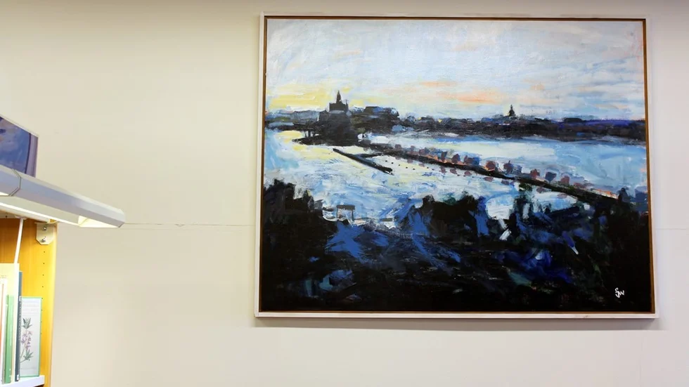 Jan Wibergs tavla över Västervik hänger i Tjustrummet.