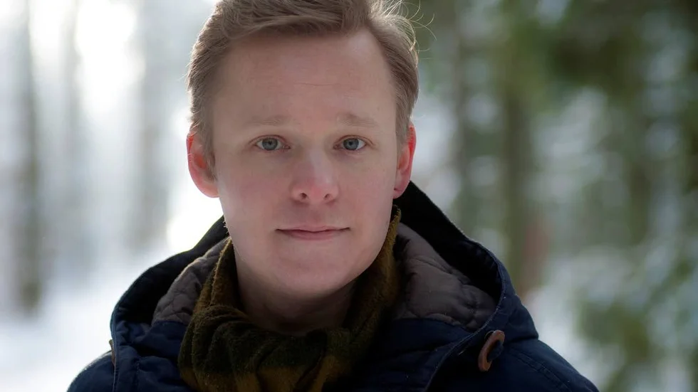 Öppen. "Lyssnaren är medskapare av det jag skriver. Jag vill inte säga vad som är rätt eller fel", säger Simon Berggården.