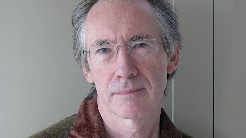 Ian McEwan. Brittisk författare, född 1948, romandebuterade 1997 med "Kärlekens raseri".