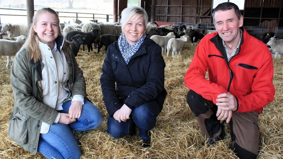 En ljusare Lantbruksbarometer än på länge presenterades hos köttproducenten Per Åke Svensson, Rumskulla. Till vänster ses Therese Rödin, LRF Konsult, och Marianne Gunnarsson, Vimmerby Sparbank. Foto: Rebecca Forsgren Malmström