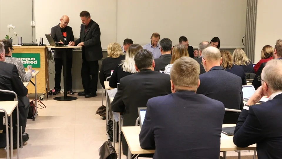 Rösträknarna Lennart Eklund och Konny Bogren hade en hel del att göra vid kvällens voteringar om pengar till vindkraft.