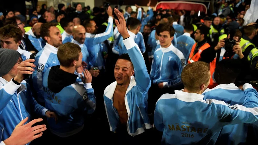 I smeten. Anton Tinnerholm, med ryggen mot nere till höger, hade en rolig natt efter att Malmö säkrade SM-guldet.