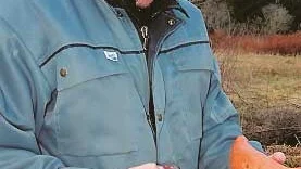 Peter Söderberg med ett par gamla och fortfarande hela lergökar som hittades bland soporna.
