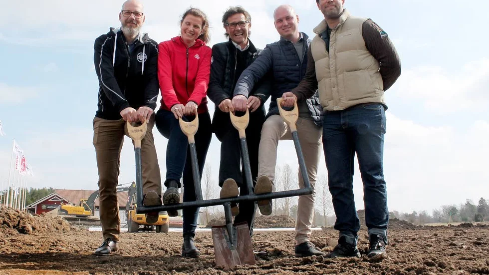 Första spadtaget för ny träningsanläggning i Harvestad, vid Landeryds golfklubb. Från vänster, Anders Nordström, Lotta Utterström, båda Friskis & Svettis, Björn Sturehed, Landeryds GK, Christian Carlsson, Mannersons Fastighets AB och Benny Valtersson, Stångebro Bygg AB.