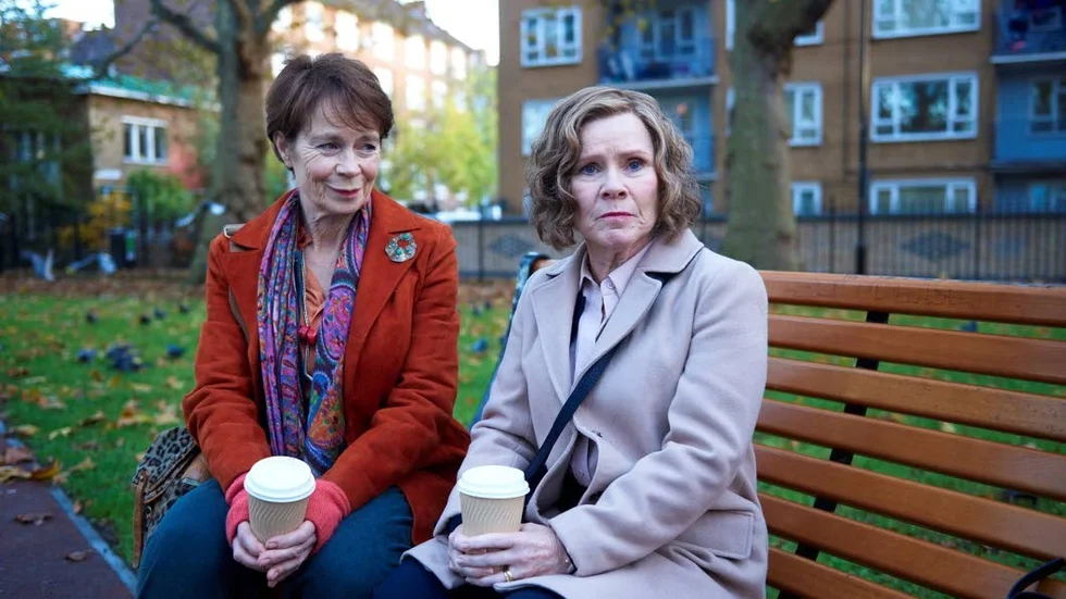 Lilla syster. Bif (Celia Imrie) och Sandra (Imelda Staunton) återknyter kontakten när Sandras äktenskap går åt skogen i ”Som en dans”.