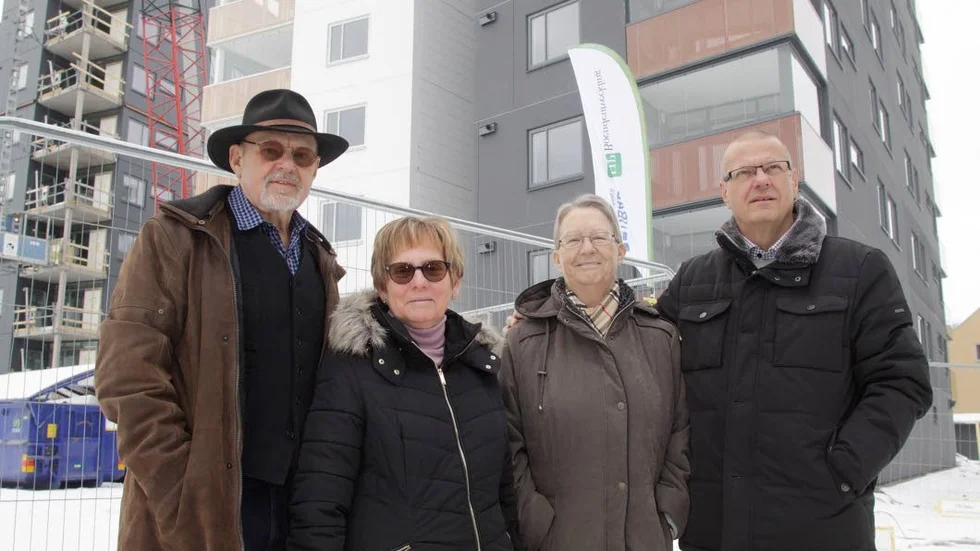 Yngve och Iréne Nilsson med svägerska och svåger Margaretha och Johnny Nilsson: – Vi har förhandstecknat avtal på en lägenhet i det tredje huset, som inte har börjat byggas än. Så nu ska vi titta på hur det kommer att bli.