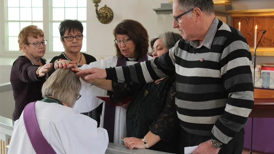 Elisabeth Johansson välsignades som diakon av Dagmar Olsson, Majvor Karlsson, Marita Rosén, Bodil Erlandsson och Claes-Göran Odengrund under Gudstjänsten i Mörlunda kyrka.