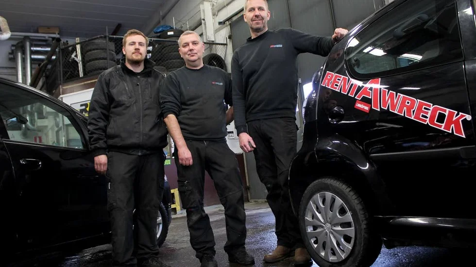 "Rent a wreck" etablerar sig i Linköping tack vare Rolf Hulterström, till höger, Mikael Seidlitz, i mitten, och bilmekanikern Adrian Fredin.