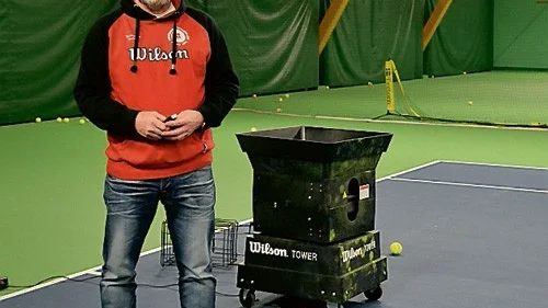 Per Lager vid en av de nya bollmaskinerna som Westerviks tennisklubb har köpt in.