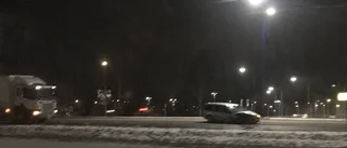 Lastbil och personbil i trafikolycka