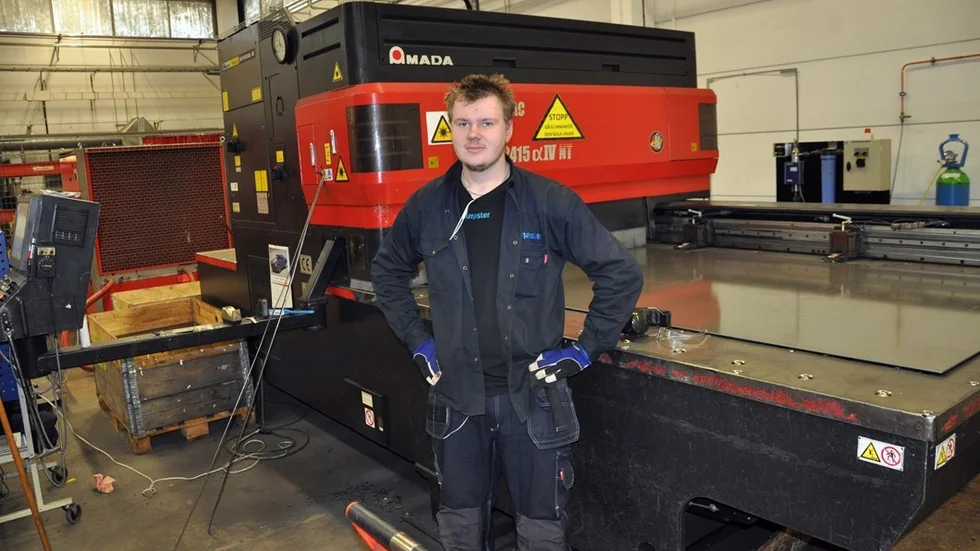 VD Tomas Stålnert, Rimaster AB, och platschefen på Rimaster i Horn, Pierre Vernersson tittar på hur arbetet med hyttmonteringen framskrider. Foto: Alf Wesik