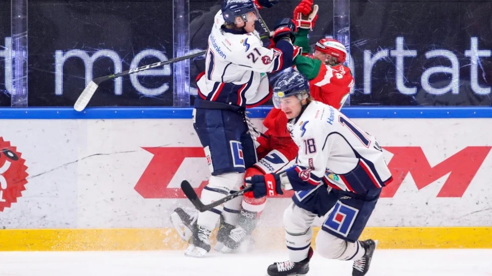 180228 Linkpings Emil Sylvegrd tacklar Moras Marcus Fagerudd och Linkpings Jacob Lilja tar pucken under ishockeymatchen i SHL mellan Mora och Linkping den 28 februari 2018 i Mora.
Foto: Daniel Eriksson / BILDBYRN  / kod DR / COP 173