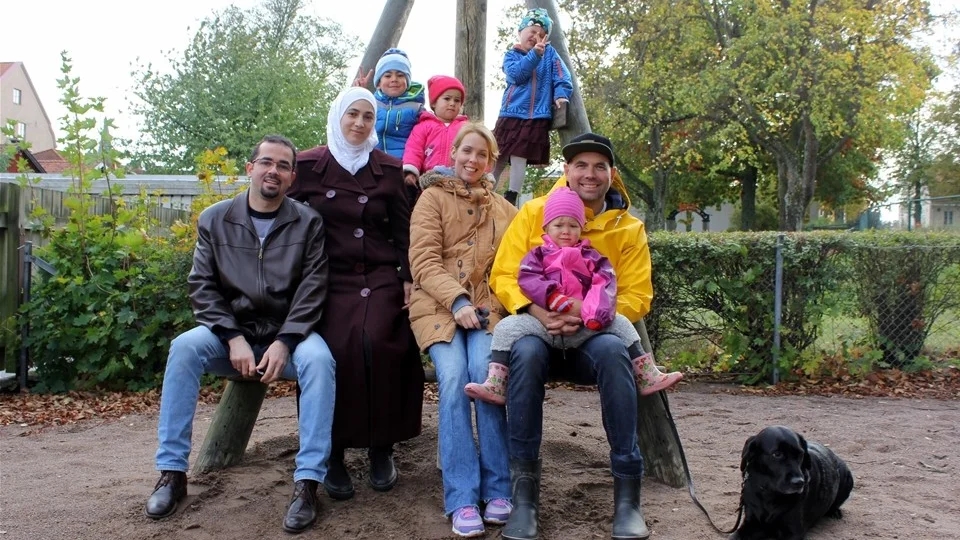 Samer Alshekh och Heba Zahraa med barnen Amjad och Raghad träffar Tomas och Frida Olson och deras barn Stina och Kalle och hunden Malgo i projektet VästerviksVärd. Foto: Lena Dahlberg