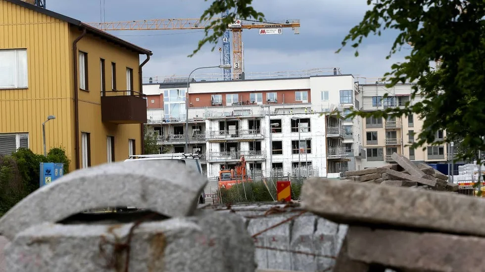 Priserna på bostadsrätter i Östergötland fortsätter att backa. Störst är tappet i Mjölby och Linköping.