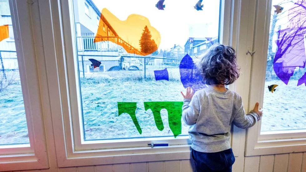 Flickor med autism får ofta sin diagnos senare än pojkar. Skribenten vill att förskolepedagoger får stöttning för att upptäcka även flickorna redan i förskoleåldern.