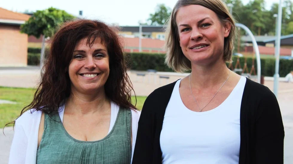 Lena Landers (t v) ska nu lära lärare Pax i skolan. Emma Gertzell är verksamhetslärare på "Pax i skolan". Det är Västerviks kommun och länsstyrelsen i Kalmar som står för finansieringen.