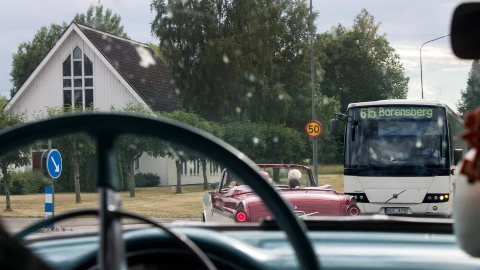 Inte varje dag som Borensbergsbussen får stanna för raggarbilar med seniorer som passagerare.