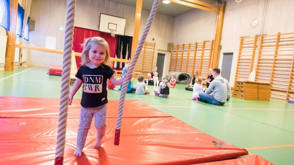 Stina Petersson, 2 år, testade många av hindren på barngympan i Hjorted.