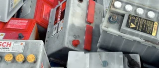 Laddade bilbatterier med kyrkans ström