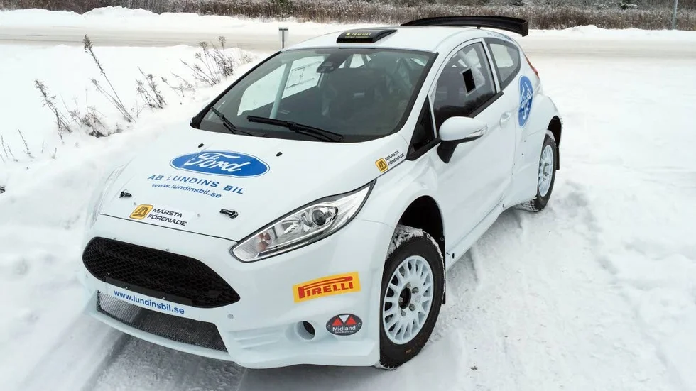Enligt det gällande reglementet är inte Johan Holmbergs rallybil godkänd.