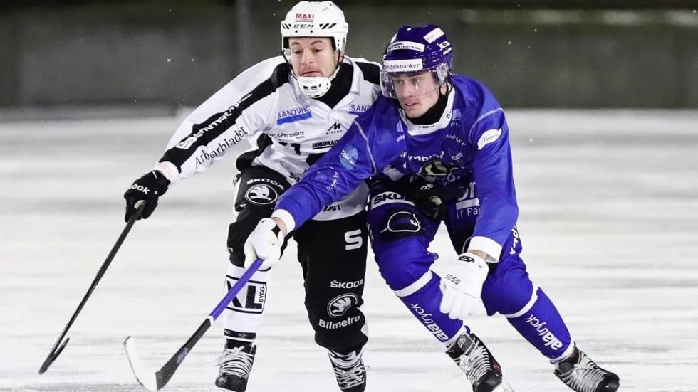 Elias Gillgren före Saik:s Christoffer Edlund.