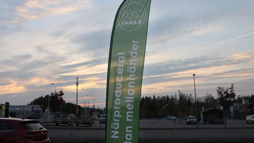 Caroline Levin är extra nöjd över gruppens nya skylt.